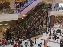 Video: POV Naik Eskalator Viral Berdekorasi Natal di Mal Jakarta