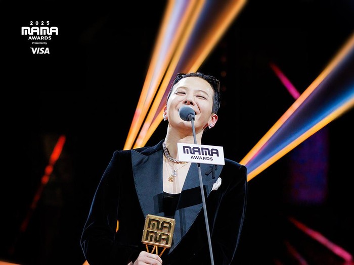 CHAPTER 2 yang digelar pada Sabtu, (29/11/2025) dipandu oleh Kim Hye Soo, dengan daftar pemenang yang nggak kalah spektakuler. Dua Daesang lain diumumkan di babak ini, Stray Kids memenangkan Album of the Year untuk “KARMA”, sementara G-Dragon meraih Artist of the Year, sebuah pencapaian besar setelah comeback panjangnya.