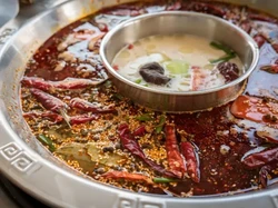 Pelayan Salah Tuang Bahan Bakar ke Hotpot, 11 Pelanggan Dilarikan ke RS!