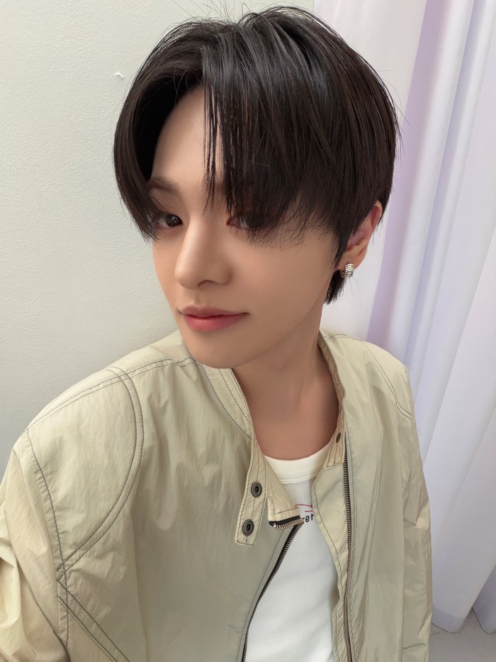 Ia datang ke Korea Selatan saat usia 17 tahun untuk menjadi trainee. Sang leader pun menjalani masa pelatihan selama tiga setengah tahun. Setelah melalui banyak hal, Leo akhirnya akan resmi debut bersama ALPHA DRIVE ONE. / Foto: x.com/ALD1_official