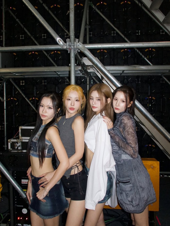 I.MET.U sendiri dijadwalkan resmi debut tahun depan, namun girlband Korea satu ini sebelumnya sudah sempat merilis lagu pre-debut berjudul ‘VELVET TRIGGER’ pada 3 November 2025 lalu. Apakah kamu sudah mendengarkannya?/ Foto: instagram.com/official_i.met.u