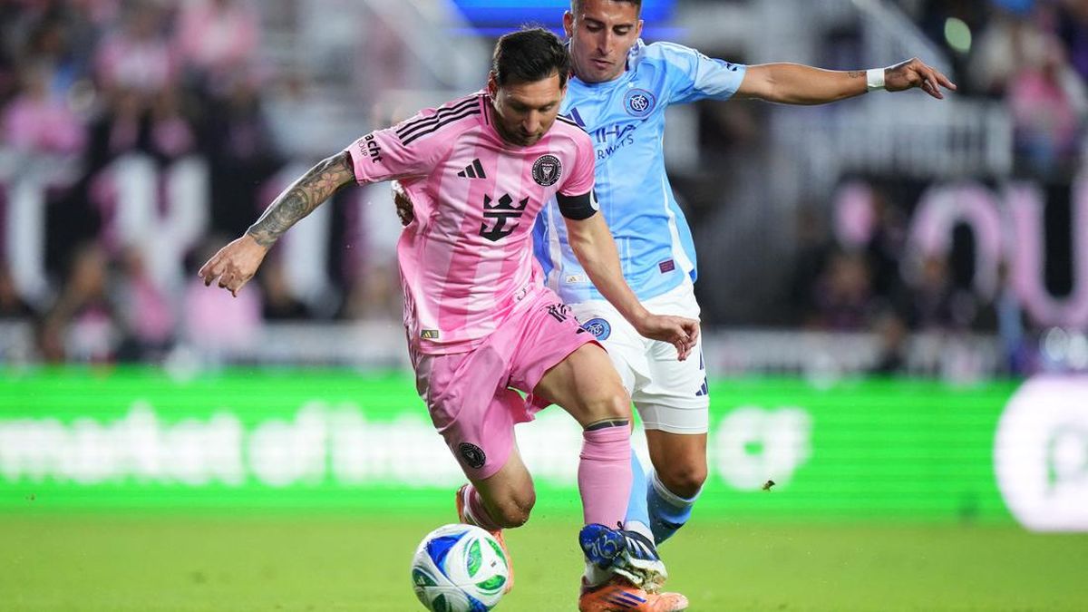 Momen Messi Hampir Nyungsep usai Dijegal Fans Ilegal