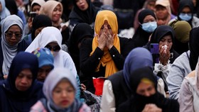 FOTO: Lantunan Doa TKW Indonesia untuk Korban Kebakaran di Hong Kong