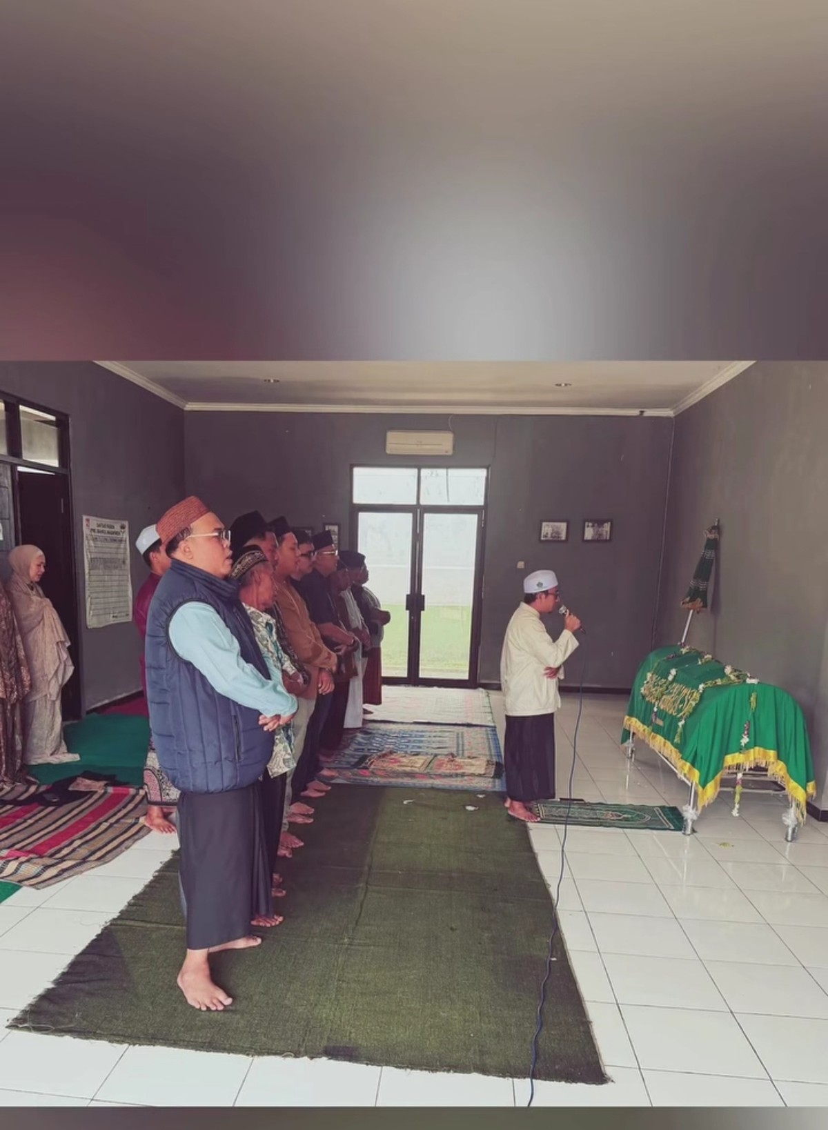 Marshanda hadiri pemakaman ayah&comma; Irwan Yusuf di Malang&period;