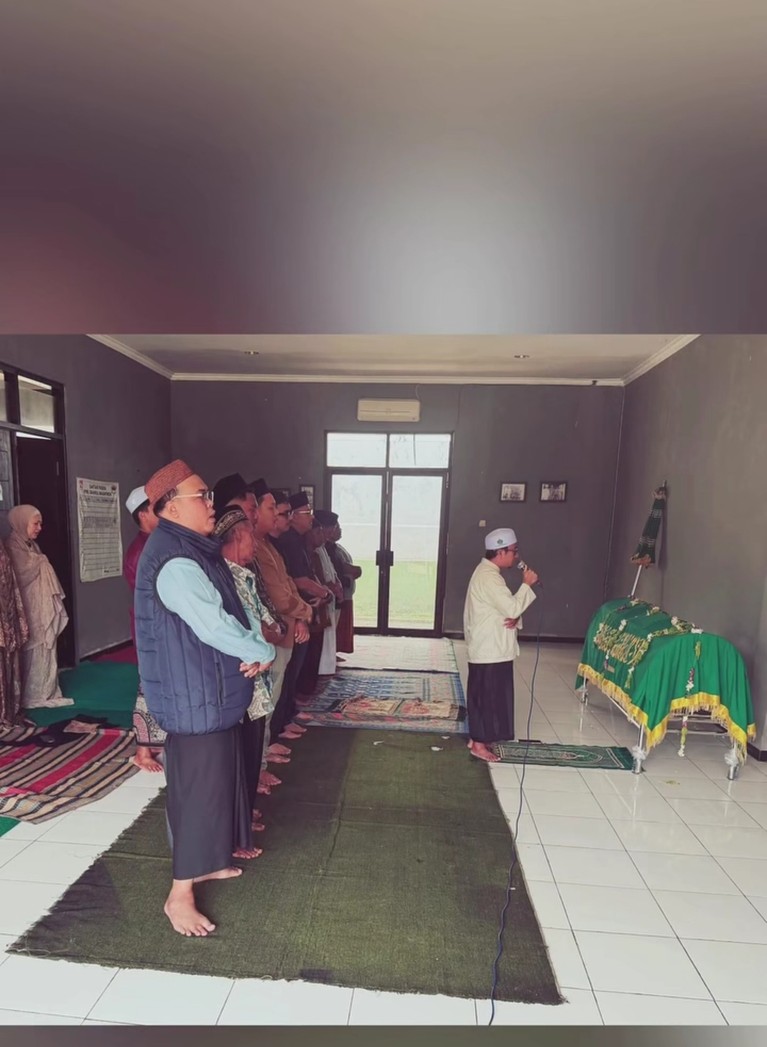 Marshanda hadiri pemakaman ayah, Irwan Yusuf di Malang.
