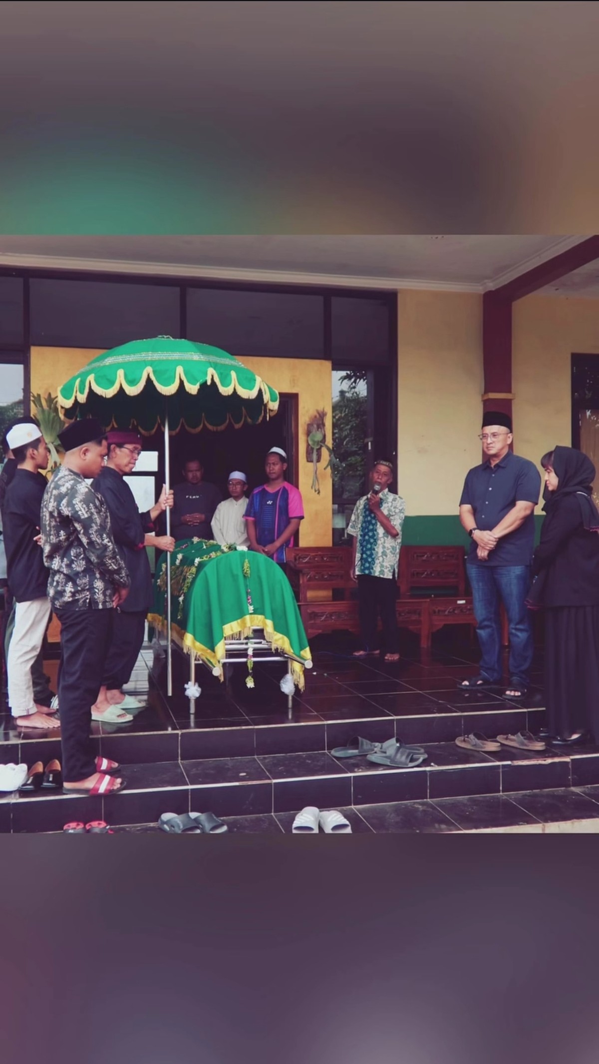 Marshanda hadiri pemakaman ayah&comma; Irwan Yusuf di Malang&period;