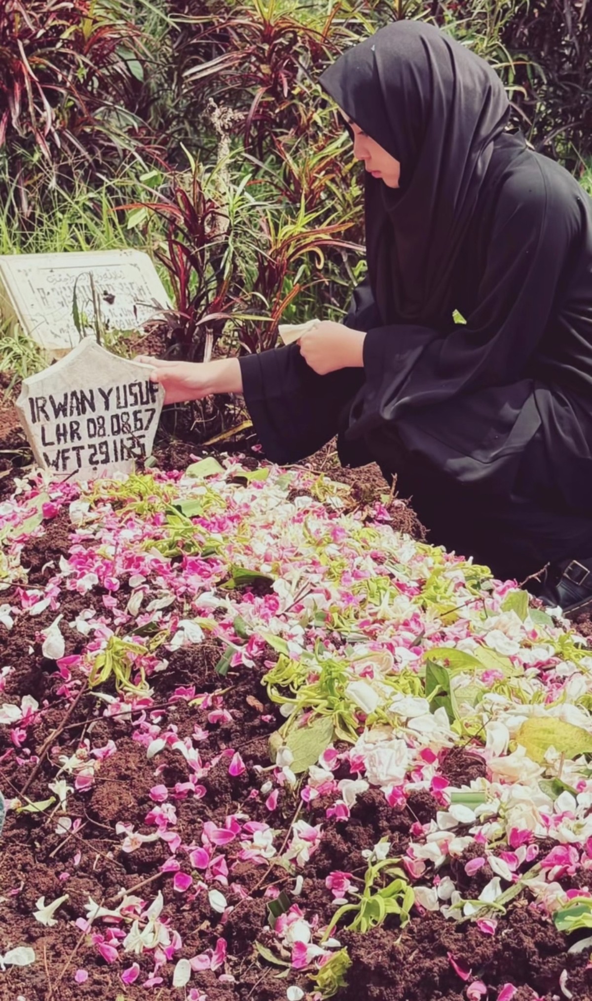 Marshanda hadiri pemakaman ayah&comma; Irwan Yusuf di Malang&period;