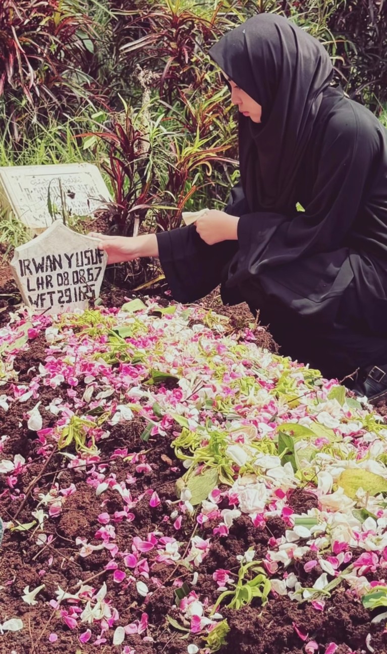 Marshanda hadiri pemakaman ayah, Irwan Yusuf di Malang.