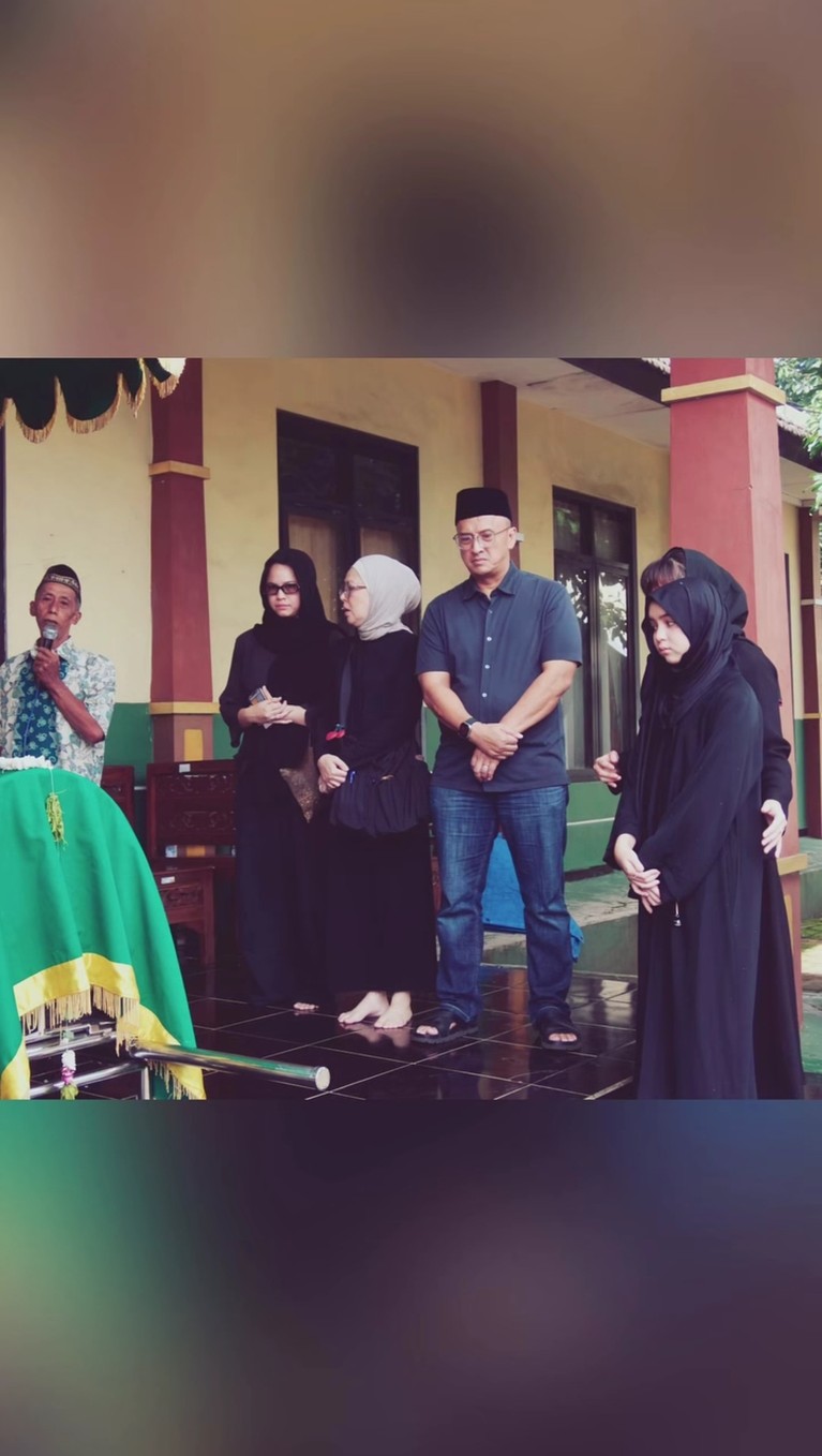 Marshanda hadiri pemakaman ayah, Irwan Yusuf di Malang.