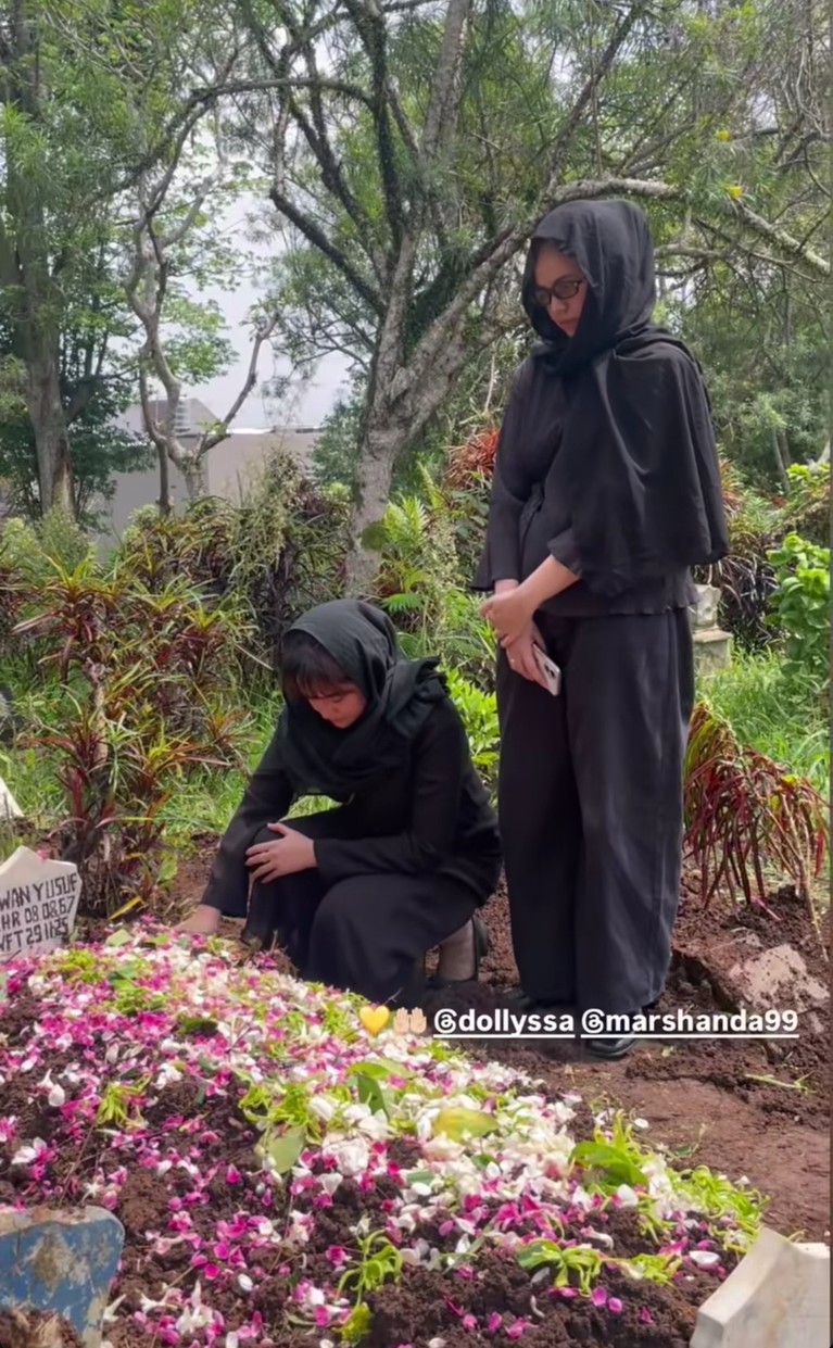 Marshanda hadiri pemakaman ayah, Irwan Yusuf di Malang.