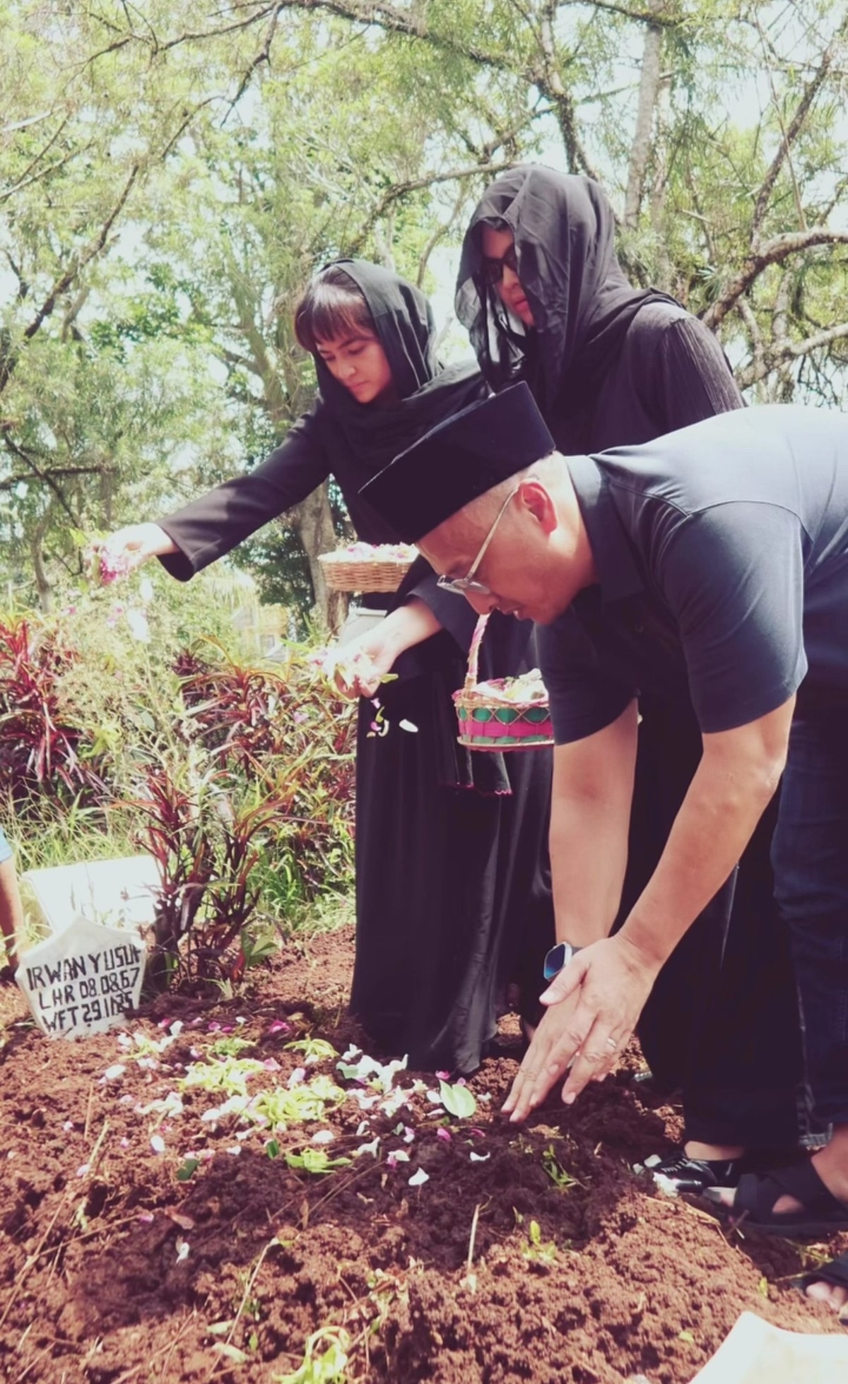 Marshanda hadiri pemakaman ayah&comma; Irwan Yusuf di Malang&period;