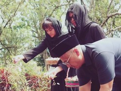 Bersimpuh di Makam, 7 Momen Pilu Marshanda Antarkan Ayahnya ke Peristirahatan Terakhir