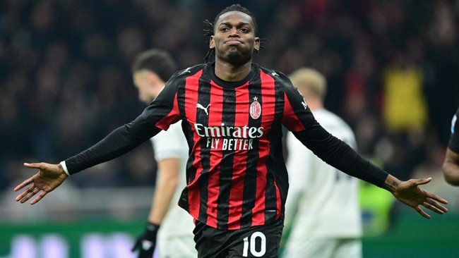 AC Milan menang dramatis atas Lazio di Liga Italia. Gol Rafael Leao pecahkan kebuntuan, meski kontroversi VAR dan kartu merah mewarnai laga.