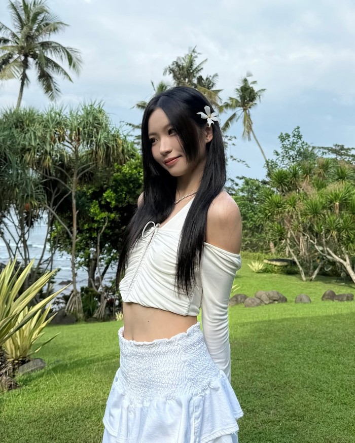 Mungkin belum banyak yang tahu kalau sang maknae, Cleo, berasal dari Bali, Indonesia. Ya, ia lahir pada 1 Agustus 2004 dengan nama Cleonica Pangestu dan spesialisasinya adalah membuat koreografi serta konten./ Foto: instagram.com/cleonicap