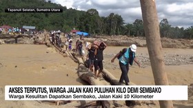 VIDEO: Akses Terputus, Warga Jalan Kaki Puluhan Kilo Demi Sembako