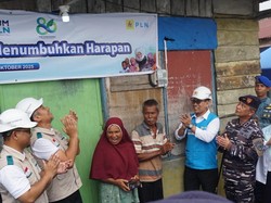 PLN Sambungkan Listrik Gratis bagi Keluarga Prasejahtera di Padang