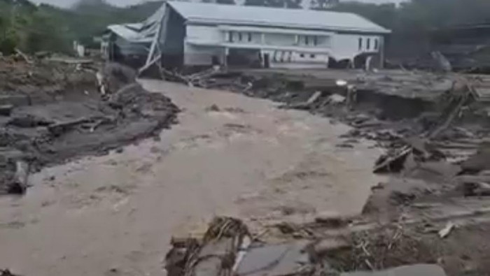 Pria yang jalan kaki dari Aceh menuju Medan  karena bencana banjir lumpuhkan akses & logistik.