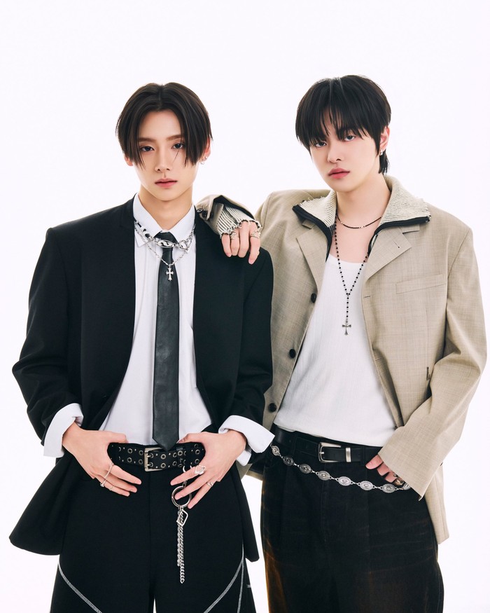 Setelah penantian panjang, impian Leo dan Sangwon untuk menjadi idol akhirnya terwujud. ALPHA DRIVE ONE sendiri tengah bersiap merilis pre-release track, ‘FORMULA’, pada 2 Desember 2025 dan baru akan resmi debut awal tahun depan. / Foto: x.com/fillthegrid