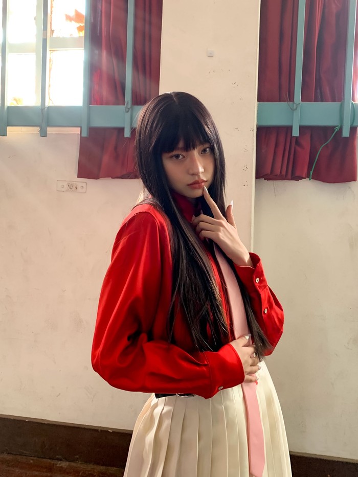 Sojung Jeanne Kim juga mengatakan bahwa artis Korea yang saat kecil bermimpi menjadi penari balet satu ini memancarkan aura cool sama seperti sederet artis ternama yang ia sebutkan sebelumnya. Apakah kamu setuju, Beauties? / Foto: x.com/KiiiKiii_talk