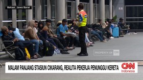 VIDEO: Malam Panjang Stasiun Cikarang, Realita Pekerja Penunggu Kereta