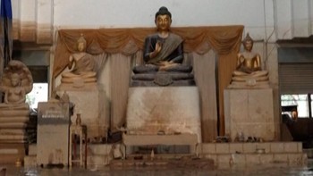 Banjir Thailand Rendam Kuil Buddha Tidur Hingga 5 Meter