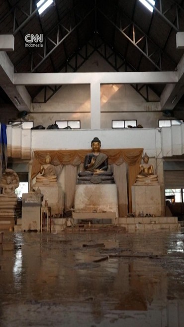 Banjir Thailand Rendam Kuil Buddha Tidur Hingga 5 Meter