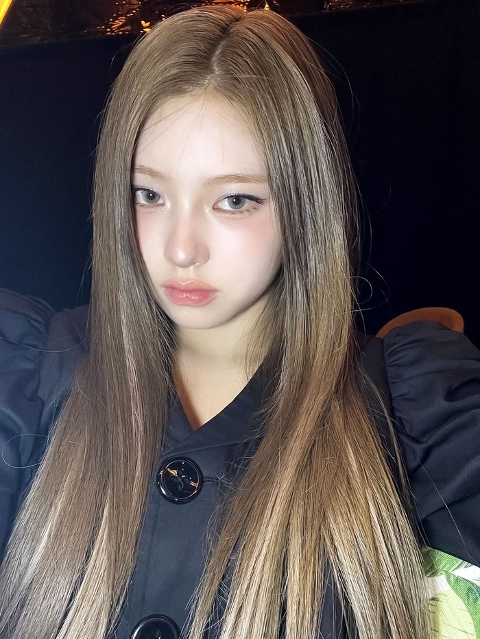 Ya, beberapa waktu lalu, stylist KiiiKiii, yaitu Sojung Jeanne Kim, menyebut Haum di media sosial serta mengungkapkan bahwa Namie Amuro, Kate Moss, Devon Aoki, Chloë Sevign, dan Kim Min Hee merupakan style muse-nya. / Foto: x.com/We_KiiiKiii