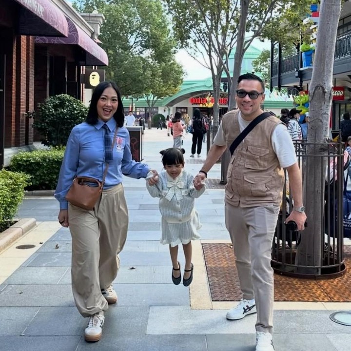 <p>Setelah mengarungi bahtera rumah denga dengan Baldy Mulya Putra sejak tahun 2004, artis Nola B3 kini sudah memiliki empat orang anak. Si bungsu yang diberi nama Aladya Odetta Nakeya Ayu selalu berhasil membuat netizen gemas, Bunda. (Foto: Instagram @riafinola)</p>