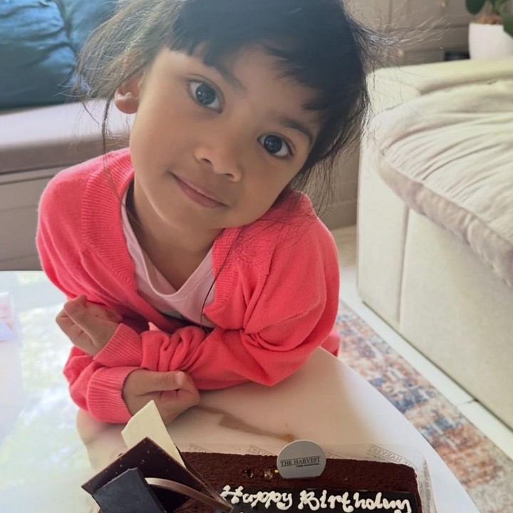 <p>Si Kecil yang akrab disapa Nakeya ini lahir pada 26 November 2021. Belum lama ini, Nakeya baru saja berulang tahun yang keempat, Bunda. Di hari spesialnya, sang Bunda memberikan kejutan berupa kue ulang tahun yang bertuliskan 'Happy Birthday Nakeya Ayu'. (Foto: Instagram @nakeya_ayu)</p>