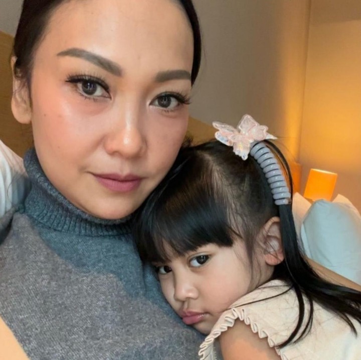 <p>Menilik dari unggahannya di Instagram, Nola B3 menuliskan pesan manis di hari ulang tahun sang anak. "Selamat 4 tahun cahaya hati mama tercinta @nakeya_ayu. Semoga ALLAH SWT selalu melindungi Yaya,sehatkan jiwa raga nya ,panjangkan umur nya,Kuatkan setiap langkahnya,lembutkan hatinya.semoga Nakeya tumbuh menjadi anak yang bahagia dan jadi cahaya untuk sekelilingnya. AMIIINNN YRA," kata Nola B3. (Foto: Instagram @riafinola)</p>