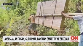 VIDEO: Akses Jalan Rusak, Guru Pikul Bantuan Smart TV ke Sekolah