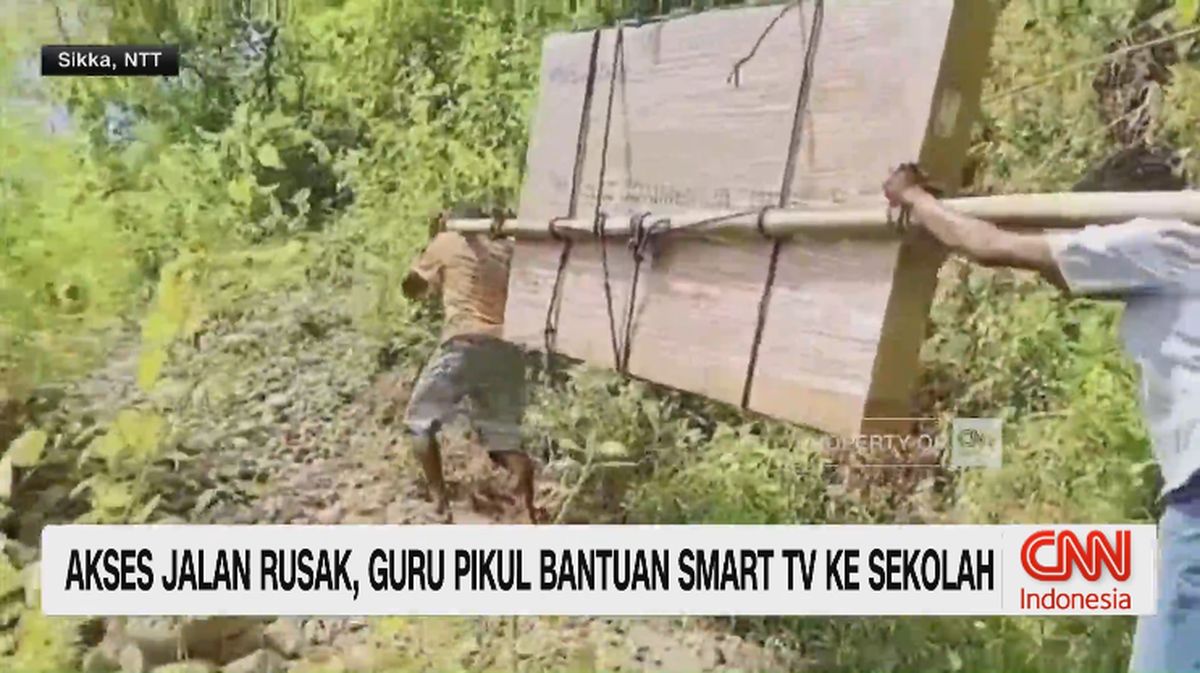 VIDEO: Akses Jalan Rusak, Guru Pikul Bantuan Smart TV ke Sekolah
