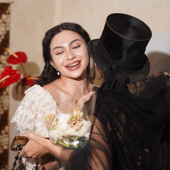 <p>Menjelang memasuki usia kepala tiga, Ariel juga tak lupa mengharapkan hal-hal baik dalam hidupnya.&nbsp;&ldquo;Aku harap semua cinta yang ada dalam hidupku akan berlipat ganda dan menyebar ke sekelilingku. Aku harap semua hal indah yang kalian harapkan untukku akan kembali kepada kalian dan setiap makhluk yang kalian cintai, dengan berlimpah. Ini untuk tahun terakhirku di usia 20-an,&rdquo; ungkapnya.&nbsp;(Foto: Instagram @arieltatum)</p>