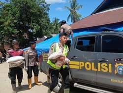 Bantuan Logistik Polda Riau Tiba di Sumbar, Disalurkan ke Posko Bencana