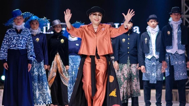 Laila Al Khusna mempelopori Batik Siger di Lampung, memberdayakan masyarakat dan menerapkan konsep ramah lingkungan. Batik Siger jadi ikon budaya lokal.