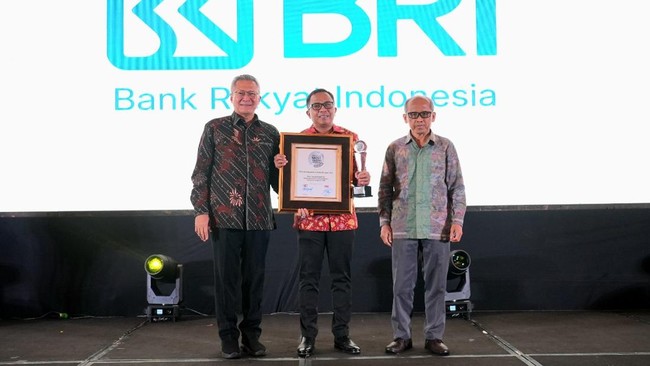 PT Bank Rakyat Indonesia meraih predikat "Sangat Terpercaya" dalam ajang Indonesia Trusted Companies 2025, menegaskan komitmen pada Good Corporate Governance.