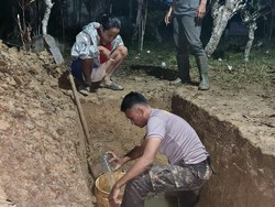 Pengabdian Briptu Ram Bantu Warga sebagai Penggali Kubur di Keerom Papua