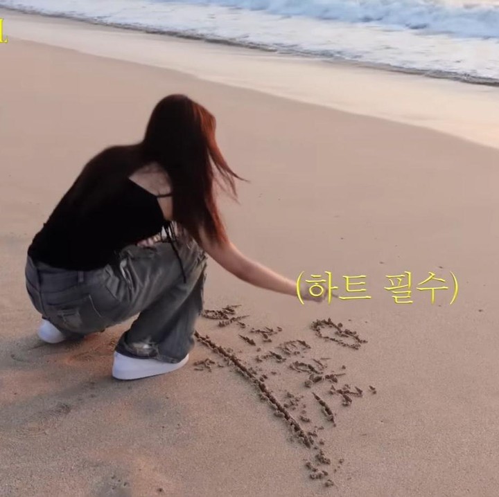 <p>Dengan pemandangan matahari terbenam, Carmen pun tak ingin melewatkan kesempatan dengan bermain di pinggir pantai sekaligus menuliskan pesan untuk penggemarnya. Ia pun meminta tolong kepada sang Bunda untuk merekamnya. &ldquo;Aku mau nulis nama, habis itu (mama) bisa divideoin. S2U, aku cinta kalian,&rdquo; ujar Carmen.&nbsp;(Foto: YouTube Hearts2Hearts)</p>