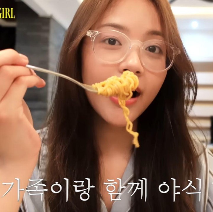 <p>Sesampainya di Bali, Carmen langsung bermain di kolam renang dan memasak mie instan. &ldquo;Sekarang aku mau masak mie instan. Hanya satu suap saja karena sekarang masih pagi buta. Aku akan menikmatinya, sudah lama tidak makan mie instan. Selamat makan,&rdquo; tutur Carmen.&nbsp;(Foto: YouTube Hearts2Hearts)</p>