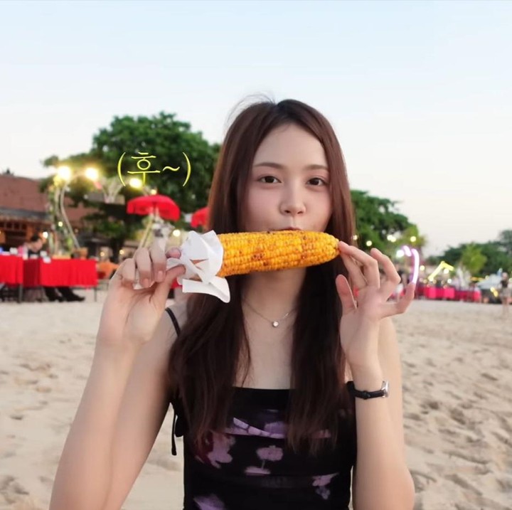 <p>Di hari kedua, Carmen dan keluarga berencana makan <em>seafood</em> dengan pemandangan laut yang cantik. &ldquo;Hari ini aku mau makan <em>seafood</em> di depan laut. Pemandangan malamnya sungguh indah kalau makan di depan laut. Jadi, aku ingin mencobanya,&rdquo; ujarnya.&nbsp;(Foto: YouTube Hearts2Hearts)</p>