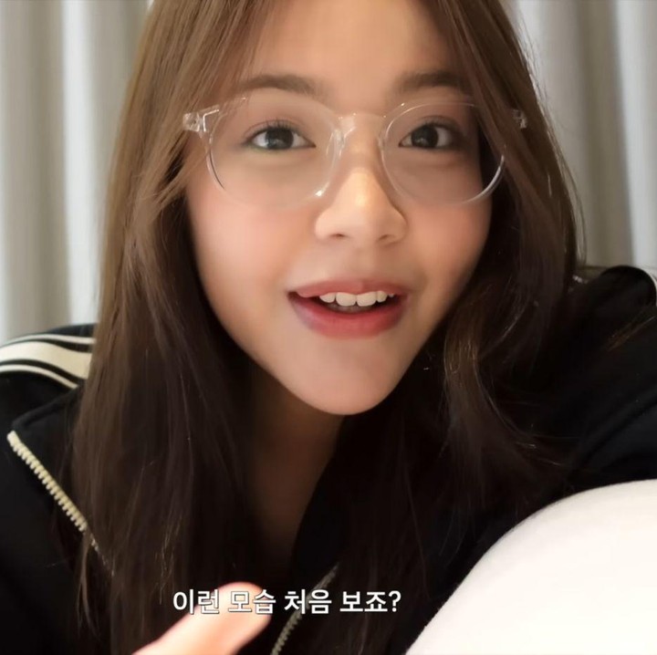 <p>Momen ini dibagikan langsung oleh Carmen melalui sebuah video yang diunggah di kanal YouTube milik Hearts2Hearts. Dalam video itu, Carmen mengungkap perasaan senangnya akan pergi ke Bali setelah debut bersama H2H pada Februari 2025. &ldquo;Hari ini aku akan berangkat ke Bali. Aku sangat senang sampai tidak bisa tidur. Aku belum tidur sama sekali,&rdquo; ujar Carmen, dikutip dari kanal YouTube <em>Hearts2Hearts,</em> Senin (1/12/2025).&nbsp;(Foto: YouTube Hearts2Hearts)</p>