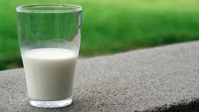 Dairy product seperti susu sapi bisa sebabkan perut buncit untuk penderita lactose intolerant. Konsumsi alternatifnya seperti susu almond atau susu kedelai.