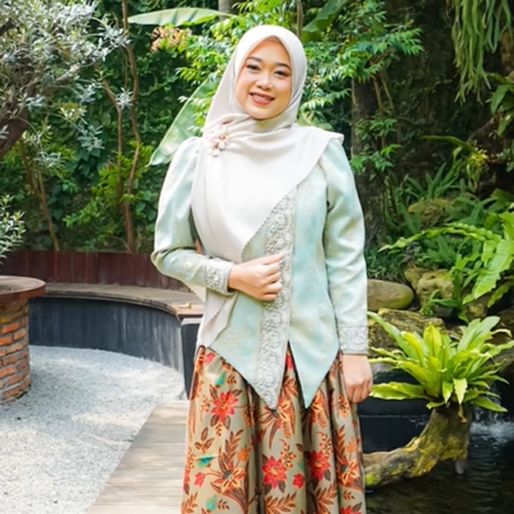 <p>Della diketahui merupakan lulusan Universitas Tazkia yang menyandang predikat cum laude. Ia memperoleh IPK 3,75. Pencapaian luar biasa ini tentunya menjadi motivasi bagi banyak Bunda untuk terus bekerja keras. (Foto: Instagram @irfanhakim75)</p>