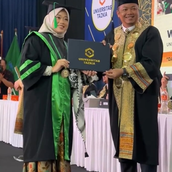 <p>Della resmi menerima ijazah atas kelulusannya. Irfan mengapresasi dengan bangga seluruh kerja keras sang istri. "Bangga melihatmu terus berkembang di tengah dirimu yang selalu ada dan mengurus anak-anak kita," tambahnya. (Foto: Instagram @irfanhakim75)</p>