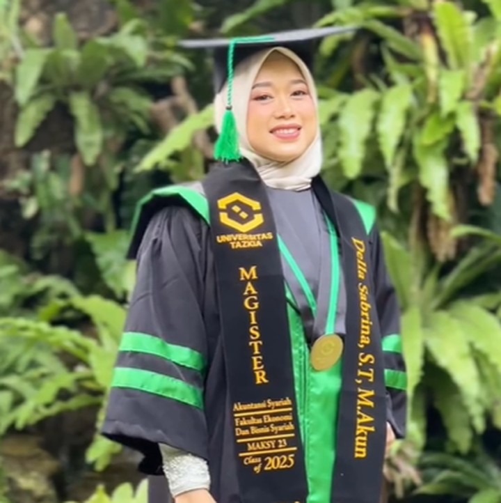 <p>Della resmi meraih gelar Magister Akuntansi Syariah. Sang suami, Irfan Hakim, turut hadir dan mengucapkan selamat atas kelulusan studi sang istri tercinta. "Teruntuk istriku tercinta, Happy Graduation ya," tulisnya. (Foto: Instagram @irfanhakim75)</p>