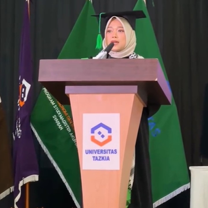 <p>Della juga menyampaikan sebuah kalimat yang sangat menyentuh hati dalam pidatonya, "Saya berdiri di sini tidak hanya sebagai seorang mahasiswa, tetapi juga sebagai seorang ibu."&nbsp; (Foto: Instagram @irfanhakim75)</p>