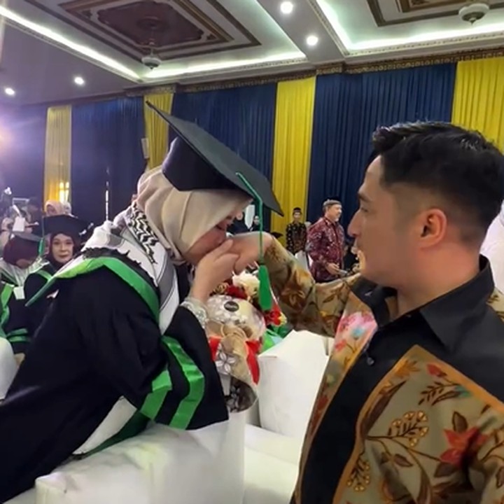 <p>Dengan penuh haru, Della terlihat mencium tangan sang suami, sebagai wujud syukur dan terima kasih atas dukungan yang tak terbatas yang selalu diberikan oleh pendamping hidupnya. (Foto: Instagram @irfanhakim75)</p>