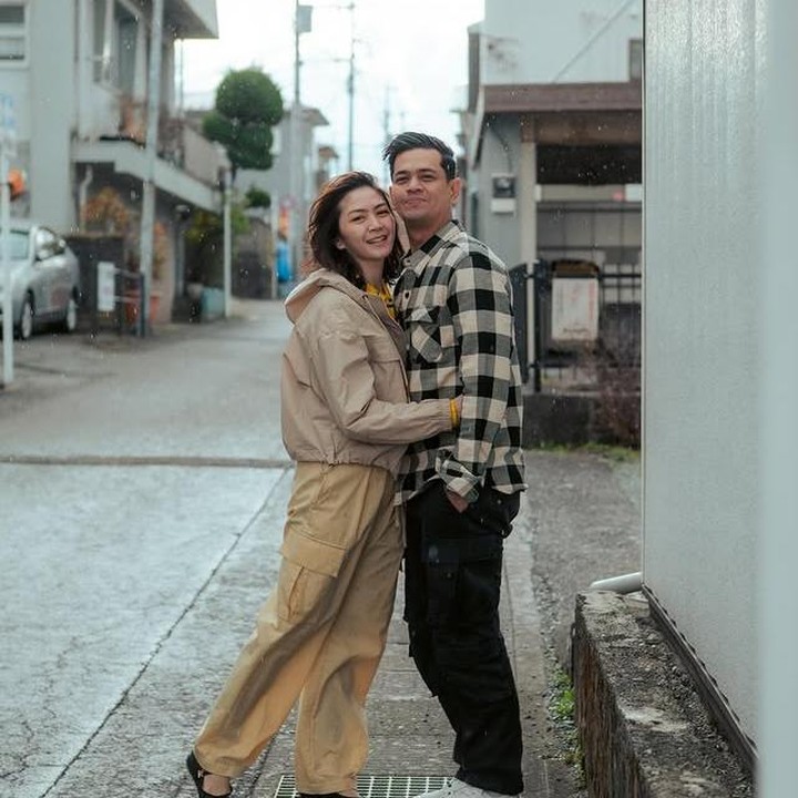 <p>Surya Insomnia dan Tyara Renata menikah pada 2013 dan pada 1 Desember ini menandai 12 tahun mereka bersama, Bunda. Di hari <em>anniversary</em>, Surya membagikan potret mesranya bersama dengan sang istri. "Dua belas tahun sama sama lagi nyiapin jawaban terbaik kalo nanti di tanya untuk apa saja umur aku di dunia semoga kita dan anak anak selalu punya bahagia. <em>Happy</em> <em>december</em>.. sayang," kata Surya. Tyara pun menambahkan lewat Instagram Story-nya. "Semoga kita semua selalu menemukan cara untuk membahagiakan diri sendiri. Selalu saling menjaga. Selalu menemukan cara untuk benar-benar menikmati hidup. 12 tahun berlalu, selamanya akan berlalu," kata Tyara. (Foto: Instagram @suryainsomnia)</p>