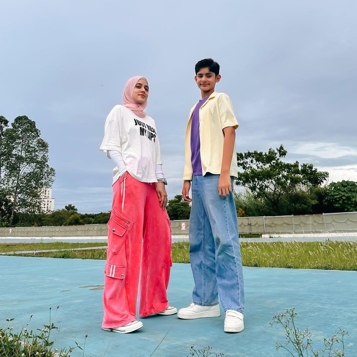 <p>Menurut Fairuz, putranya King Faaz masih sering menunjukkan love language-nya, yakni physical touch ke sang Bunda. Meski sudah memasuki usia pra remaja, King Faaz tampaknya belum mau mengubah kebiasaan itu. "<em>MasyaAllah tabarakallah</em>. Anak super Romantisnya mommy.. <em>Alhamdulillah</em> dikasih rezeki sama ALLAH punya anak remaja yang selalu hobi peluk dan nyiumin mommynya. Kalau mommynya gak usah ditanya lagi, abang @kingfaazarafiqasli akan selalu menjadi bayiiii mommy yang dipeyuk tyuuuz ya bang, gpp yaaa hihihi," tulis Fairuz. (Foto: Instagram @fairuzarafiq)</p>