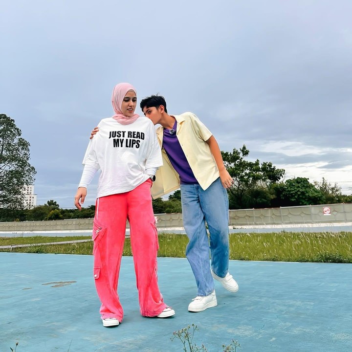 <p>Baru-baru ini, Fairuz membagikan potret kebersamaannya dengan sang putra yang tingginya sudah melebiho ibunda. Dalam unggahan ini, Fairuz mengungkap sisi romantis sang putra, yaitu masih suka memeluk dan mencium Bundanya. (Foto: Instagram @fairuzarafiq)</p>